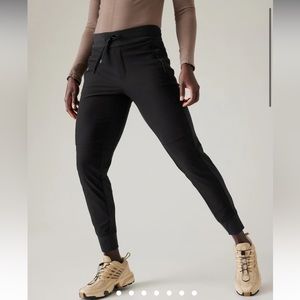 Athleta Headlands Hybrid Mid Rise Jogger. Size 4